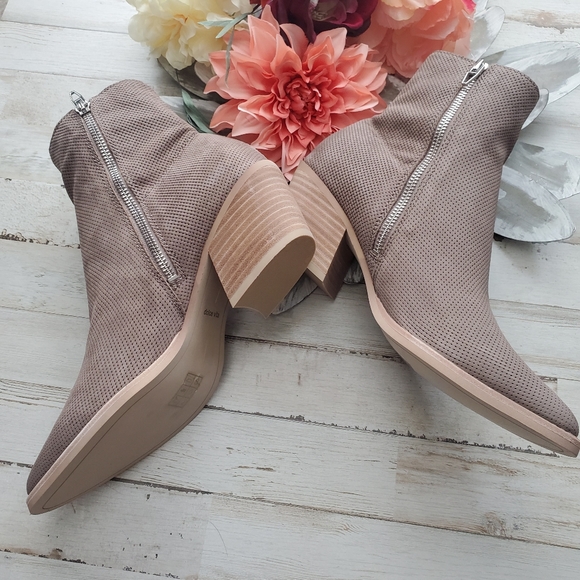 Womens boots - Picture 1 of 8